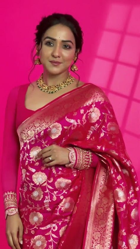 Pink Saree For Reception, Blouse Design For Banarasi Saree Silk, Katan Blouse Design, Sabyasachi Banarasi Saree, Pink Banarasi Saree Blouse Design, Pink Saree Blouse Combination, Banarasi Blouse Design Back, Blouse Designs For Banarasi Saree, Banarasi Saree Look For Wedding