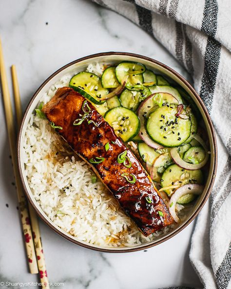 Healthy And Easy Asian Cucumber Salad {Vegan, Whole30, Keto} | This quick and healthy asian cucumber salad is easy, refreshing, and perfect for summer! Made with fresh, crispy cucumbers, and a perfect bite of red onion tossed in a spicy umami sauce. It’s paleo, vegan, keto and Whole30 friendly making it a perfect dish to bring to any gathering. | #cucumbersalad #veganrecipe #asianfood #chinesefood #healthychinese #whole30salad Asian Summer Salad, Gluten Free Pescatarian Recipes, Asian Keto Recipes, Asian Food Healthy, Asian Healthy Recipes, Cucumber And Salmon, Cucumber Salad Vegan, Healthy Asian Food, Spicy Asian Cucumber Salad