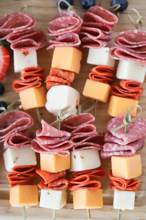 Cheese Board Skewers, Bday Appetizer Ideas, Charcuterie Toothpick Ideas, Charcuterie Cups Simple, Meat And Cheese Cups For Party, Mini Charcuterie Skewers, Charcuterie Squewers, Wine Tasting Snacks On The Go, Single Serve Charcuterie Board