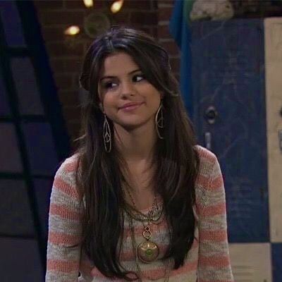 Alex Russo Season 4 Hair, Wizards Of Waverly Place Aesthetic, Selena Gomez Alex Russo, Long Hair Brunette, Brunette Celebrities, 2000s Hair, Place Aesthetic, Shirin David, 2000s Icons