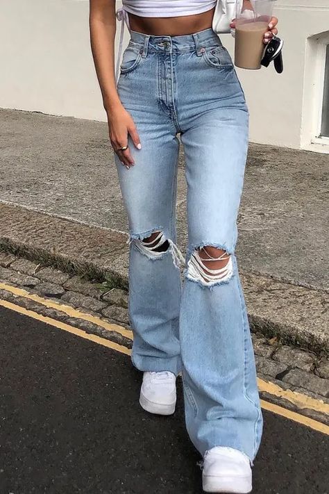 Ripped High Waisted Jeans, Ripped Women, Populaire Outfits, School Looks, Cooler Look, Leg Design, Classic Jeans, Denim Details, Look Casual