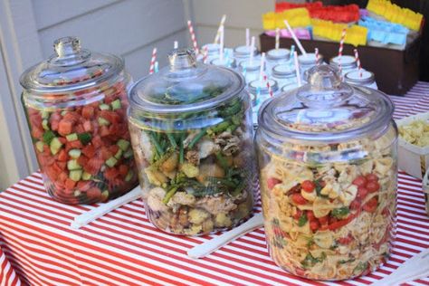 24 Brilliant Backyard Party Ideas - The Krazy Coupon Lady Brunch Fruit Salad, Soirée Bbq, Outdoor Party Foods, Backyard Party Food, Entertaining Hacks, Backyard Bbq Party, Birthday Bbq, Outdoor Dinner Parties, Party Food Buffet