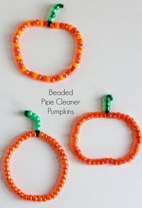 This cute beaded pumpkin craft is a perfect fine motor activity for toddlers. Here you'll find a variety of easy Halloween crafts for your kids, toddlers and preschoolers. #Howweelearn #Halloweencrafts #Craftsforkids Halloweenpyssel Barn, Crafts Kindergarten, Fall Carnival, October Crafts, Pumpkin Activities, Halloween Preschool, Harvest Party, Manualidades Halloween, Fall Preschool