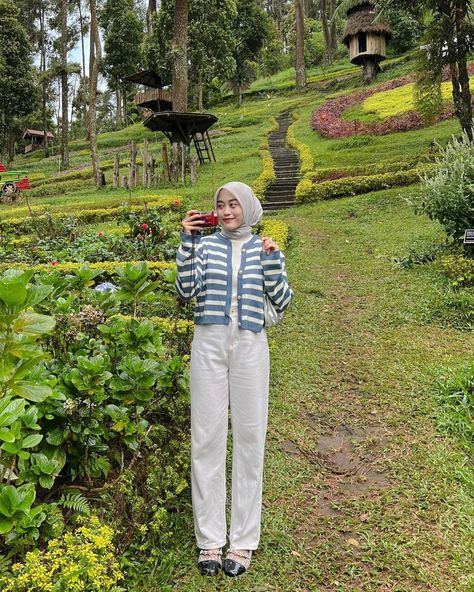 Casual look 💌 Jeans from @jiniso.id 👀 L!nk b!00 no.305 #ootd #ootdhijabindo | Instagram Outfit Jeans Putih, Outfit Hijab Jeans, Outfit Celana Putih, Ootd Celana Jeans Hijab, Outfit Jeans Hijab, Outfit Celana Jeans, Ootd Hijab Casual Jeans, Ootd Jeans Hijab, Ootd Celana Jeans