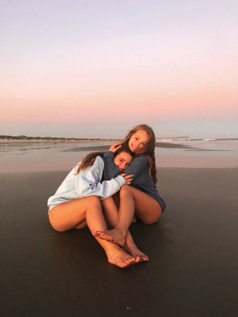 beach picture ideas with friends photoshoot Friend Beach Poses, Beach Best Friends, Beach Poses With Friends, Summer Beach Pictures, Photographie Indie, Photo Voyage, Cute Beach Pictures, Beach Instagram Pictures, Summer Poses