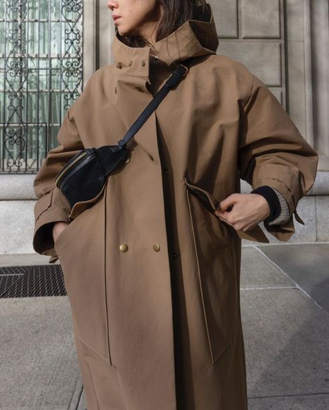 SOMEMOMENT (@somemoment) • Instagram photos and videos Tela, Hooded Coat Outfit, Stylish Raincoats, Comfy Travel Outfit, Raincoat Outfit, Rain Trench Coat, Khaki Trench, Khaki Trench Coat, Long Rain Coat