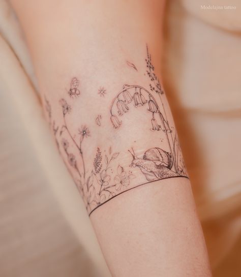 Fineline Organic wildflowers snail scar tattoo Spine Leaves Tattoo, Dainty Cottagecore Tattoo, Mushrooms Tattoo Ideas, Line Tattoo With Flowers, Flower And Mushroom Tattoo, Wildflower Arm Tattoo, Boho Arm Tattoo, Fineline Sleeve Tattoo, Fine Line Wildflower Tattoo