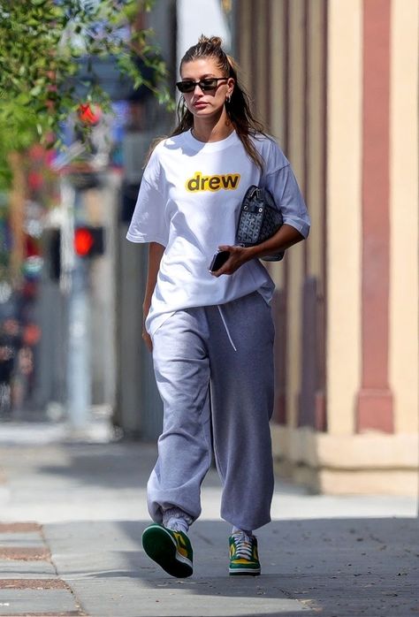 Outfit Ideas Hailey Bieber, Hailey Bieber No Makeup, Hailey Baldwin Style Summer, Haily Biber Looks, Hailey Bieber Outfits 2022, Hailey Bieber 2022, Outfits Hailey Bieber, Sportwear Outfit, Estilo Hailey Baldwin