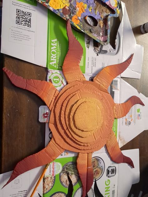a cardboard sun painted with an ombre of reds and oranges Cool Paper Mache Ideas, Aesthetic Diy Cardboard, Cute Wall Decor Diy, Cute Cardboard Craft Ideas, Stuff To Make With Cardboard, Cardboard Things To Make, Fun Crafty Things To Do, Easy Cute Things To Make, Things To Make From Cardboard