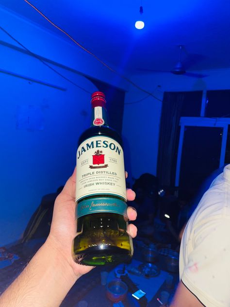 Essen, Jameson Whiskey Aesthetic, Whisky Aesthetic, Alcohol Snapchat, Jameson Whiskey Drinks, Alcohol Snapchat Party, Snapchat Party, Jameson Bottle, Whiskey Night