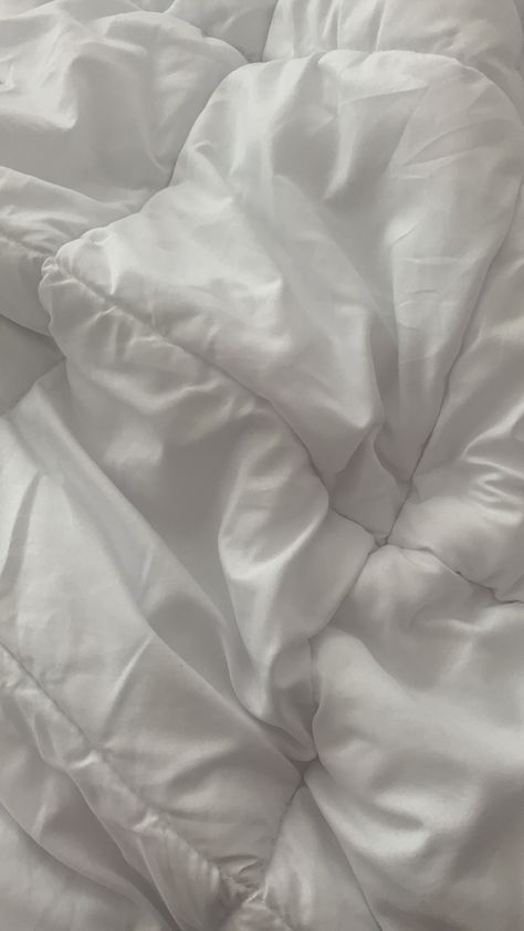 White Big Blanket, White Blanket Aesthetic Wallpaper, White Duvet Aesthetic, White Bed Sheets Aesthetic, White Bed Aesthetic, Bed Background, Violet Bedroom, White Vibe, Book Pic