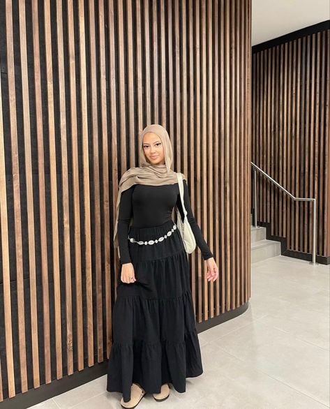 @444shayy on instagram Black Skirt Hijabi Outfits, Casual Modest Skirt Outfits, Hijabi Modest Outfits Summer, Black Maxi Skirt Outfit Modest, Hijabi Black Skirt Outfit, Hijabi Skirt Fits, Maxi Skirt Outfit Summer Modest, Hijab Summer Fashion, Shoes To Wear With Long Skirts