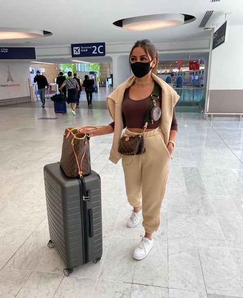 Outfitglamdetails (@outfitglamdetails) posted on Instagram • Apr 6, 2021 at 5:20pm UTC Comfortable Airport Outfit, Airport Outfit Comfy, Airport Outfit Winter, Cute Airport Outfit, Comfy Airport Outfit, Travel Outfit Airport, Airport Travel Outfits, Airport Outfit Summer, Flight Outfit