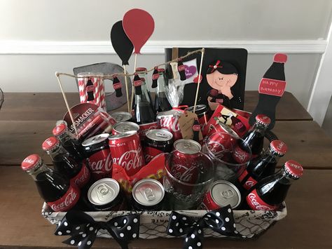 Coke Presents Gift Ideas, Coke Cola Gifts Diy, Coca Cola Gift Ideas, Coke Gift Ideas, Diy Mother's Day Gift Basket, Coke Gifts, Coca Cola Gifts, Coca Cola Party, Cocoa Cola