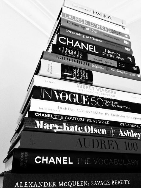 The 10 Coffee Table Books Every Fashion Girl Needs Mary Kate Olsen, Background Studies, Best Coffee Table Books, Lauren Conrad Style, Black And White Photo Wall, Savage Beauty, Black And White Picture Wall, Corporate Style, Live In Style