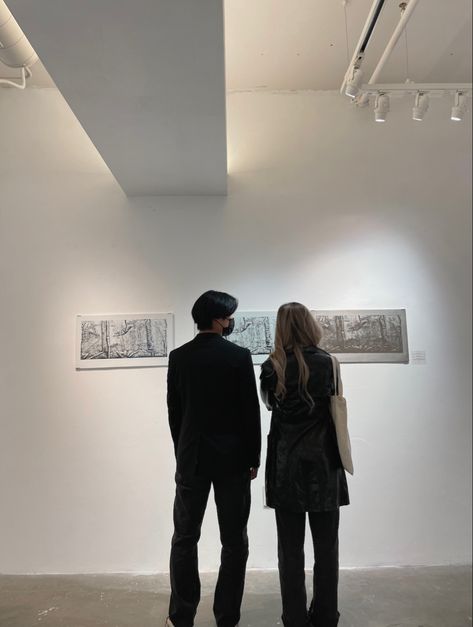 Couple On Museum, Museum Couple Outfit, Museum With Boyfriend, Couple Poses Reference Instagram, Couple At Museums, Museum Photography Couple, Museum Picture Ideas Couple, Museum Date Aesthetic Couple, Couple In Black Outfits