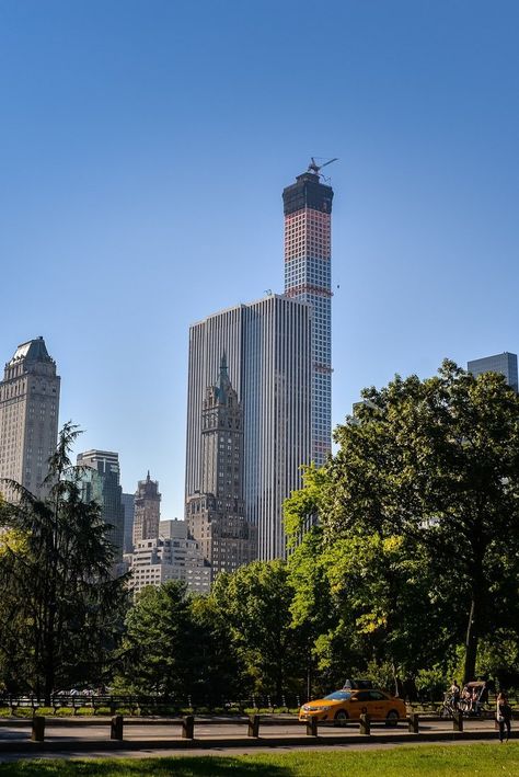 Ciel bleu et skyline depuis Central Park aux Etats-Unis : Une journée à New York Greenwich Village, Times Square, Central Park, Skyscraper, Multi Story Building, New York, Square, Building