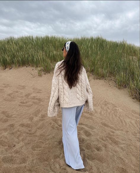 Cold Weather Beach Outfit Casual, Winter Costal Outfits, Cozy Beach Outfits Winter, Coastal Street Style, Winter Outfits Beach, New England Outfit Winter, East Coast Beach Outfit, Beach Outfits Cold Weather, Windy Beach Outfit