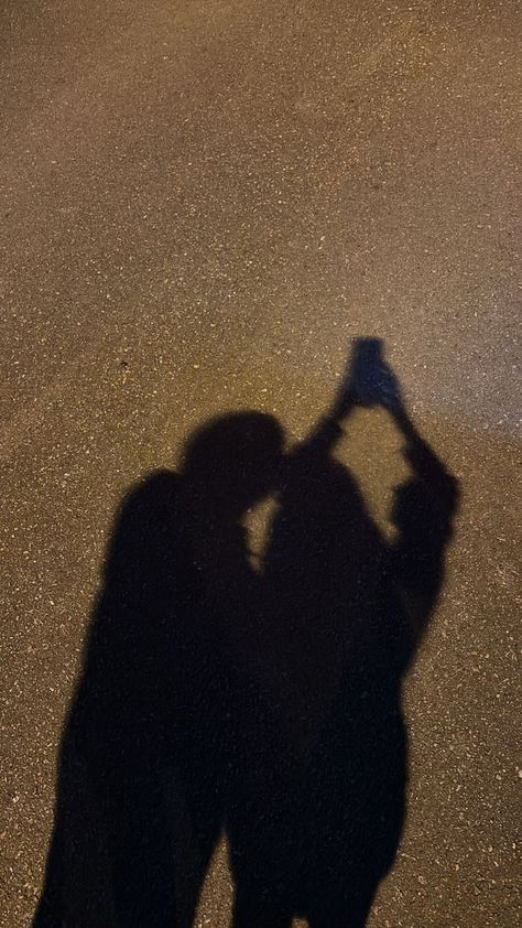 Holding Hands Sunset Aesthetic, Kissing Shadow Photo, Shadow Of Couple Kissing, Brown Boyfriend Aesthetic, Holding Hands Aesthetic Couple Wallpaper, Couple Dp Shadow, Couple Poses Shadow, Shadow Photography Couples, Brown Couple Aesthetic