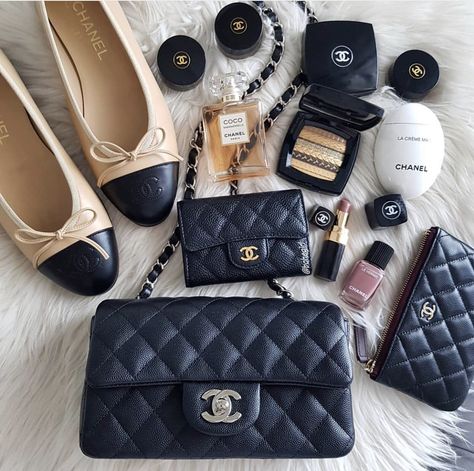 Coco Chanel Bags, Chanel Aesthetic, Birkin Kelly, Inside My Bag, Purse Essentials, Chanel Collection, What In My Bag, Paris London, Bags Designer Fashion