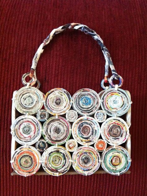 Paper Handbag, Recycled Paper Crafts, Recycled Magazine, Recycled Magazines, Paper Purse, Diy Sac, Magazine Crafts, Paper Weaving, Newspaper Crafts