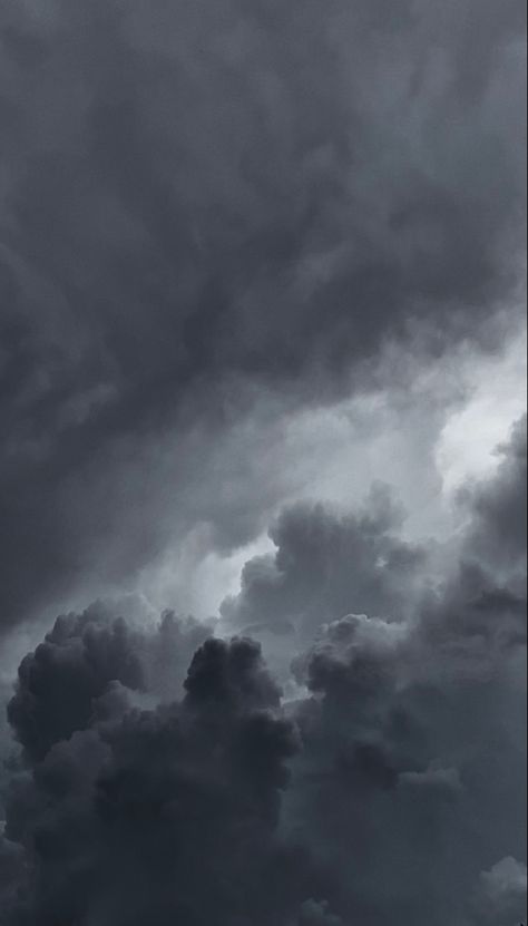 Black Aesthetic Wallpaper Cloud, About To Rain Sky, Gloomy Sky Wallpaper, Dark Clouds Astethic, Dark Sky With Clouds, Dark Gloomy Aesthetic Wallpaper, Lighting Wallpaper Aesthetic, Stormy Weather Aesthetic Wallpaper, Clouds Dark Aesthetic