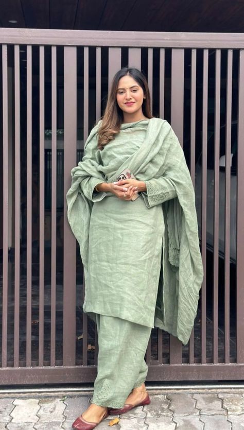 Linen Suits Women Indian, Punjabi Cotton Suits, Punjabi Plazo Suits, Cotton Suits Indian Casual, Panjabi Dress, Baani Sandhu, Suit Poses, Linen Suits Women, Plazo Suits