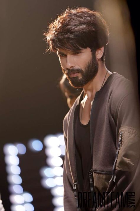 #shahid #kapoor #shahidkapoor Estilo Emo, Bollywood Hairstyles, Beard Look, Cute Couples Photography, Shahid Kapoor, Actor Picture, Best Poses For Men, Actors Images, Photography Poses For Men