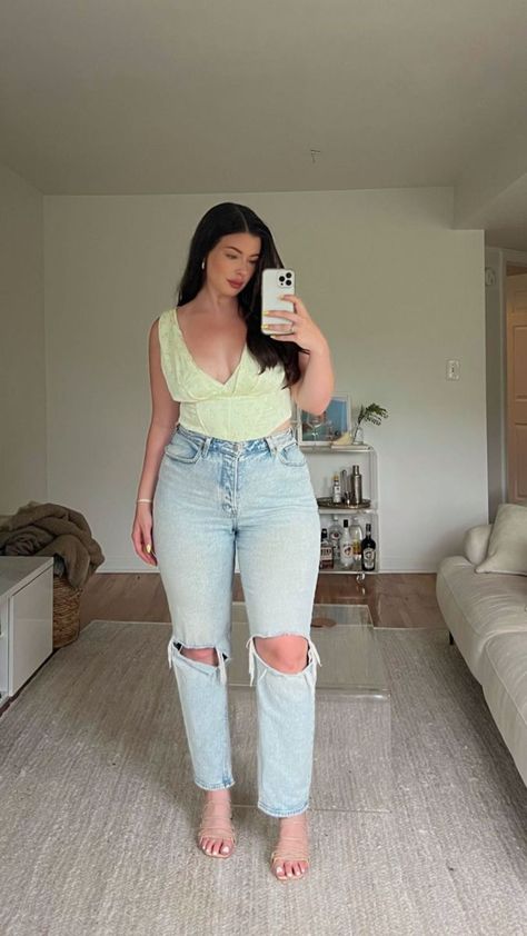 Trendy Curvy Outfits Casual, Medium Sized Outfits Aesthetic, Plus Size Outfit Ideas 2023, Trendy Curvy Outfits Summer, Spring Fits Plus Size, Midsize Basic Outfits, Medium Size Body Outfits Summer, Outfit Inspo For Plus Size, Outfit Ideas Big Size