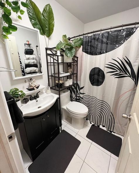 Home Spa Decor, Bathroom Decor Apartment Small, Glam Bathroom Decor, Apartment Bathroom Design, Halloween Bathroom Decor, Dark Bathroom, Dark Bathroom Ideas, Black Living Room Decor, Halloween Bathroom