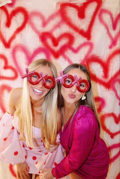 galentines day, girls night, v day, galentines day Valentine’s Day Decor Aesthetic, Valentines Picture Wall, Valentines Day Decor Aesthetic, Valentine’s Day Selfie, Galtines Party, Valentine’s Day Pictures With Friends, Preppy Galentines Party, Galentines Photoshoot With Friends, Galentines Party Pictures