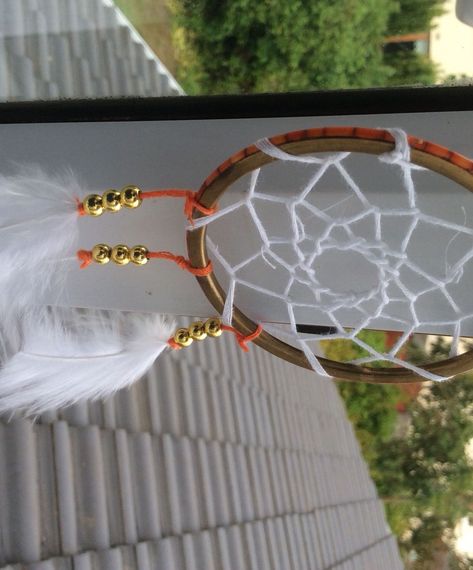 Dreamcatcher Tutorial, Rubik Snake, Mini Dreamcatcher, Paracord Weaves, Diy Dream Catcher Tutorial, Dream Catcher Tutorial, Coloured Feathers, Dream Catcher Diy, Macrame Patterns Tutorials