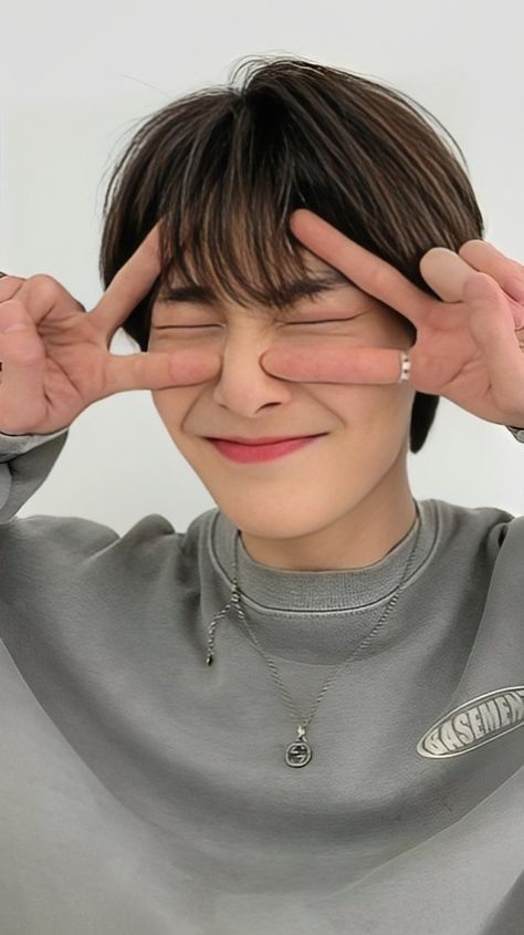 Wallpaper I.N 🤍🍞Stray Kids Jeongin IN in I.N skz stray kids cute wallpaper Yang Jeongin baby bread straykids jeongin smile In Selca, In Boyfriend Material, In Smile, Smile Pictures, Smile Wallpaper, Kids Zoo, Straykids In, Diy Haircut, In Icons