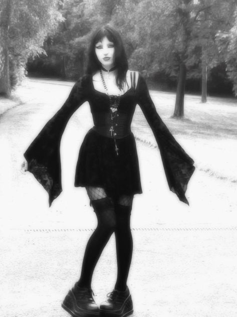 True Goth Outfits, Goth Princess Aesthetic Outfits, Gothic Woman Aesthetic, Goth Outfits Trad, Numetal Clothes, Goth Gf Outfits, Vamp Goth Aesthetic, Goth Outfit Inspo Winter, Trad Goth Outfits 80s