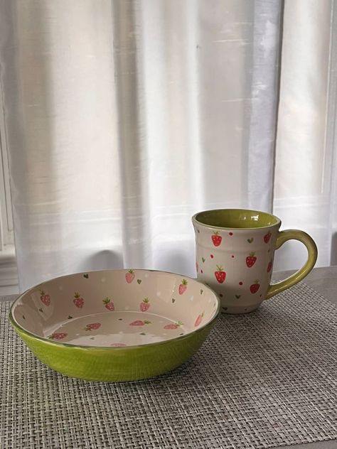 Straw Berry Mug, Pottery Painting Strawberry Bowl, Pottery Bowl Ideas Design, Strawberry Ceramic Plate, Strawberry Plate Pottery, Ceramic Plate Design Ideas, Pottery Painting Strawberries, Strawberry Ceramic Bowl, Strawberry Bowl Ceramic