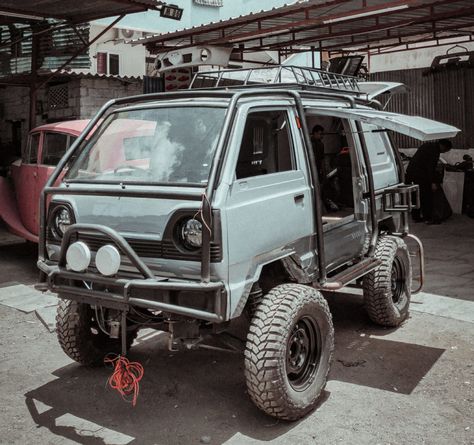 Holy Shift Is converting the Suzuki Omni into the off-road ready Gymni | Men's Gear Suzuki Omni, Mobil Off Road, Mini Trucks 4x4, Mobil Futuristik, T3 Vw, Suzuki Carry, Hors Route, Pajero Sport, 4x4 Van