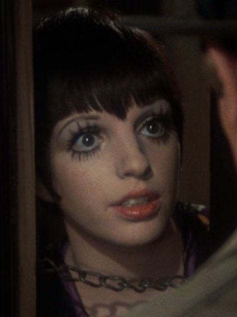 Liza Minnelli in Cabaret - 1972 Liza Minnelli Cabaret Makeup, Sally Bowles Makeup, Liza Minnelli Makeup, Liza Minnelli Hair, Cabaret Liza Minelli, Liza Minelli 70s, Cabaret Outfit Ideas, Liza Minnelli Cabaret, Cabaret Aesthetic