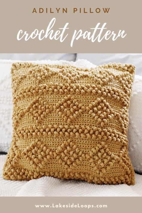 With a geometric boho design this pattern can be used to crochet a beautifully textured tote bag OR a trendy throw pillow – the choice is yours! Using Lion Brand® Rewind Yarn, their sand-washed color options mesh perfectly with the global-inspired bohemian design. Lightweight and durable, this is a project you’ll enjoy for years to come! Find the FREE pattern on the blog or download the PDF from Etsy or Ravelry! Crochet Cushion Covers, Modern Haken, Crochet Cushion Pattern, Crochet Pillow Patterns Free, Throw Pillow Pattern, Cushion Cover Pattern, Pillow Covers Pattern, Crochet Cushion, Crochet Cushion Cover