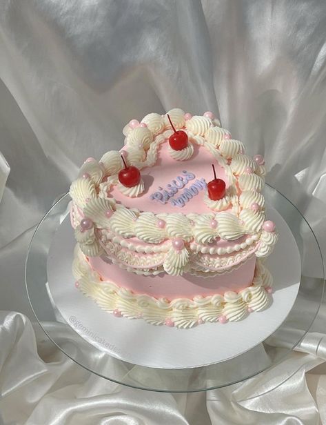 Pink Vintage Heart Cake / Coquette / Dollette / Pisces / Soft Era Essen, Pink Vintage Heart Cake, Heart Shape Cake Design, Soft Era, Vintage Heart Cake, Heart Birthday Cake, Bolo Vintage, 22nd Birthday Cakes, Vintage Birthday Cakes