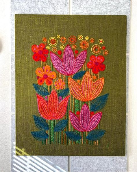 MidModTempo- MidMod & Vintage Decor Collections on Instagram: "S O L D 28” x 22” Original Mid-century Swedish Tulip Crewel Embroidery by Jeanne Janson. Sitched “J” and signed on the back from “September, 22nd 1974. From Sweden” This work is a custom embroidery, not found in any mass produced pattern kits. Photos ascribe to the meticulous and varying stitch work. This piece is truly one of a kind and won’t be found again. It embodies the best of all retro floral crewels. . . Each bid must increa Floral Embroidery Patterns On Kurtis, 60s Embroidery, 70s Embroidery, Inspiring Embroidery, Embroidery On Felt, Quilted Art, Vintage Crewel Embroidery, Scandinavian Embroidery, Vintage Crewel