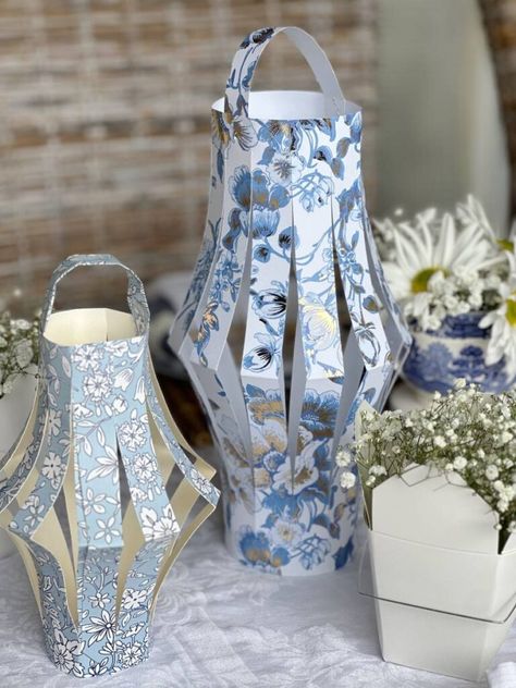 It's tablescape day for my dinner club and we're hosting an Asian inspired gathering. I'm sharing the best ideas for hosting a Chinese themed dinner party. My great grandmothers blue transferware with an Asian pattern was the inspiration for my Chinese themed table decor. Bamboo placemats, chopsticks, fortune cookies and Chinese takeout containers were other elements I incorporated. An Asian pattern teapot and the take-out containers made great vases for flowers for the centerpiece. Japanese Table Setting Ideas, Asian Dinner Party Decorations, Asian Centerpiece Ideas, Chinoiserie Party Theme, Asian Party Decor, Asian Tea Party, Japanese Theme Party, Chinese Tea Party, Asian Theme Party