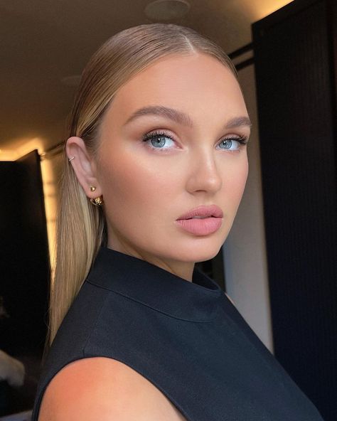 Romee Strijd Makeup, Romee Strijd, Powerful Women, Woman Face, Hair And Nails, Women Empowerment, Female Models, Paris Fashion Week, Most Beautiful