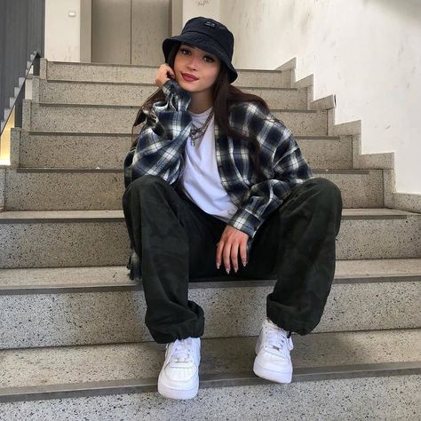 F Y H on Instagram: “BAGGY. - Baggy pants on girls yes or no?” Skater Girl Outfits, Pakaian Hipster, Looks Adidas, Outfits Tomboy, Looks Hip Hop, Vestiti Edgy, Mode Instagram, Mode Hipster, Tom Boy