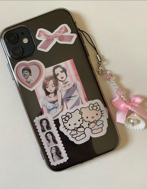 Clear Phone Case Ideas Hello Kitty, Cute Custom Phone Case Ideas, Nana Anime Phone Case, Decorating Phone Cases Diy Stickers, Sticker Case Aesthetic, Clear Aesthetic Phone Case, Stickers For Phone Case Aesthetic, Clear Case Ideas Diy, Phone Clear Case Ideas