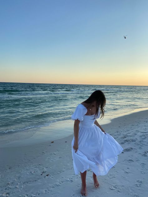 Beachy Graduation Dress, Beachy Couple Outfits, Vacation Dress Poses, White Dress For Beach Pictures, Sundress Beach Photoshoot, Beach Pics To Recreate, Style Ke Pantai, Beach Dress Aesthetic, Dress Beach Photoshoot