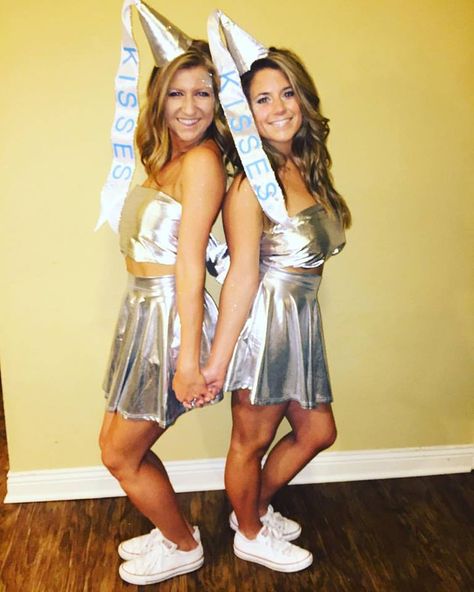 senior yr halloween costume as hershey kisses hehe #kisses #hersheyskiss #hersheykisscostume #halloweencostume Costumes Faciles, College Halloween Costumes, Meme Costume, College Halloween Party, Easy College Halloween Costumes, Sophia Lee, Halloween Costumes For Teens Girls, Teen Halloween, Duo Halloween Costumes