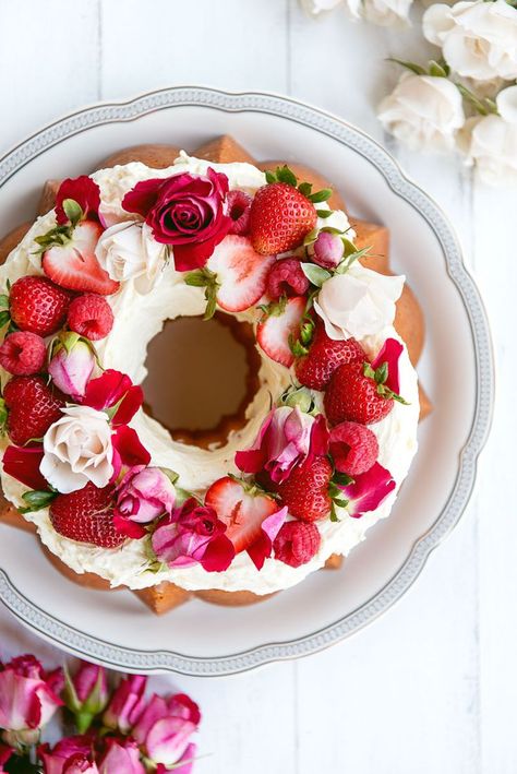 Vanilla Bundt Cake Recipe with Rosewater Buttercream Topped with Edible Flowers Stunning Desserts, Vanilla Bundt Cake Recipes, Vanilla Bundt Cake, Frosting Flowers, Edible Flowers Recipes, Bundt Cake Recipe, Buttercream Flower Cake, Bundt Cakes Recipes, Flower Food