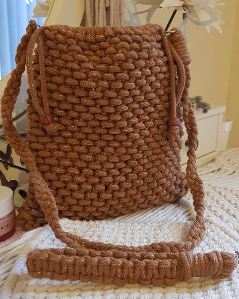 Michelle Thompson on Instagram: “Finally got round to making another one of these using possibly my favourite knot (it's so relaxing!😂) I used beautiful Bobbiny golden…” Michelle Thompson, Drawstring Shoulder Bag, Patterns For Crochet, Crochet Hand Bags, Bags 2022, Girls Purse, Macrame Cord, Curated Gifts, Polymer Clay Beads