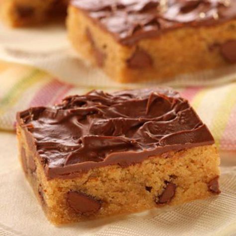 Chocolate Peanut Buddy Bars | Very Best Baking Buddy Bars, Butter Squares, Peanut Butter Squares, Chunky Peanut Butter, Peanut Butter Desserts, Peanut Butter Bars, No Bake Bars, Bars Recipe, Chocolate Peanuts