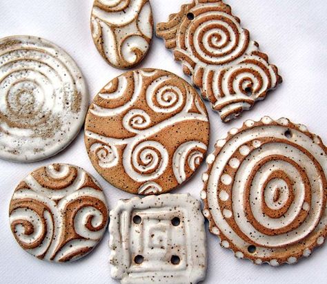 Sculpey Jewelry, Button Projects, Ceramic Bead Jewelry, Clay Buttons, Terracota Jewellery, Terracotta Jewellery Designs, Handmade Ceramic Jewelry, Ceramic Buttons, Clay Pendants